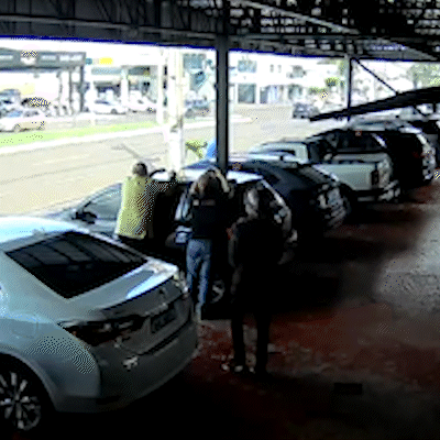 Vídeo mostra jovem sendo executado com tiro na cabeça em loja do pai
