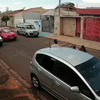 Motorista atinge carro parado, perde retrovisor e foge no Jardim Antártica