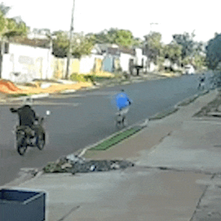 Idoso é atropelado por motociclista que se filmava com celular