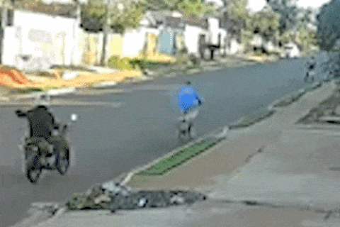 Idoso é atropelado por motociclista que se filmava com celular