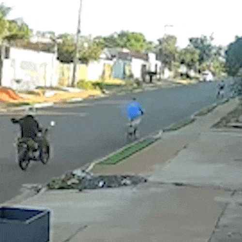 Idoso é atropelado por motociclista que se filmava com celular