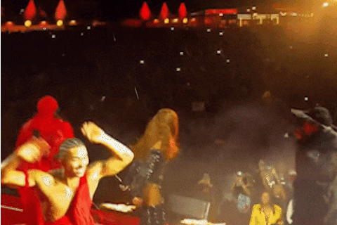 Anitta chora ao cantar com Brô MC's pela 1ª vez em show de nova turnê