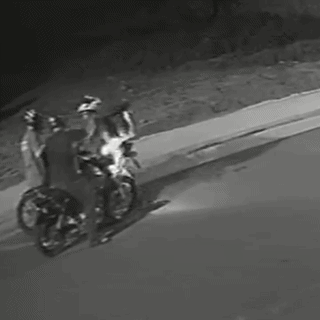 Dupla aborda entregador com revólver e foge com moto e capacete