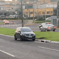 Motorista estaciona Fox junto ao canteiro da Afonso Pena e cena viraliza