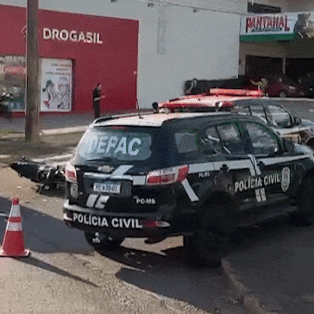 Colisão entre moto e viatura da Polícia Civil deixa trânsito lento
