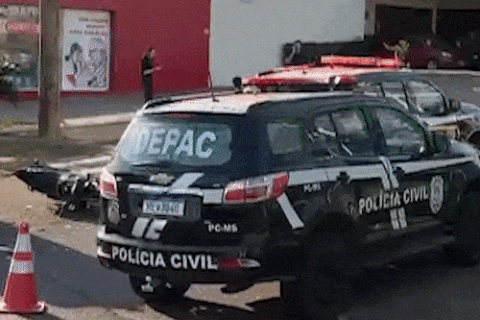 Colisão entre moto e viatura da Polícia Civil deixa trânsito lento