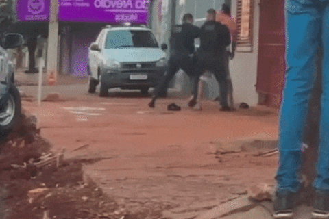 Suspeito de violência doméstica tenta tomar arma de PM e acaba baleado