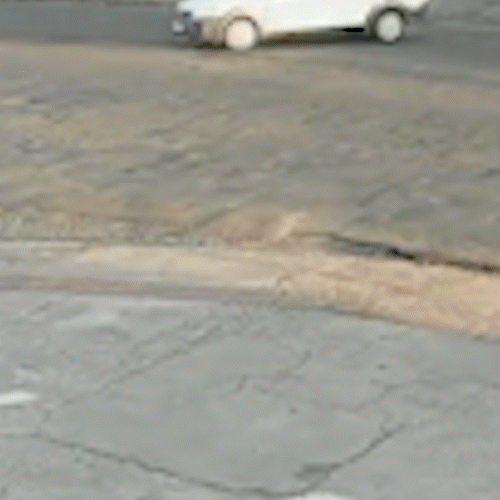 Vídeo mostra acidente carro atingindo picape em cruzamento