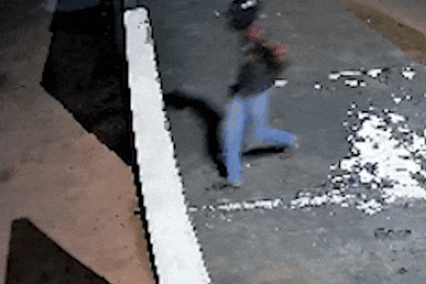 Câmeras flagram homem armado invadindo bar e ameaçando clientes