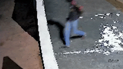 Câmeras flagram homem armado invadindo bar e ameaçando clientes