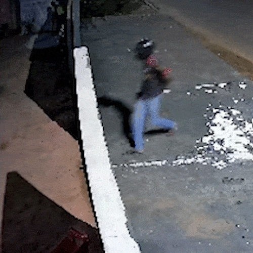 Câmeras flagram homem armado invadindo bar e ameaçando clientes