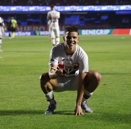 São Paulo derrota Bragantino e encerra jejum de dez partidas no Brasileirão