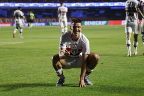São Paulo derrota Bragantino e encerra jejum de dez partidas no Brasileirão