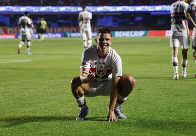 São Paulo derrota Bragantino e encerra jejum de dez partidas no Brasileirão