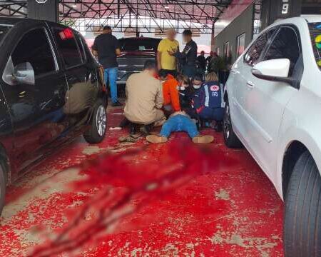 Jovem é baleado por atiradores na loja do pai e morre a caminho do hospital