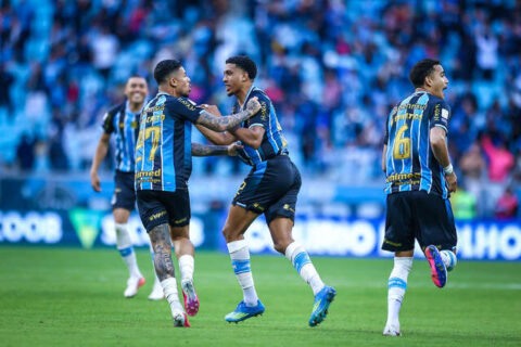 Grêmio vira sobre São Paulo com gol de falta e deixa zona de rebaixamento