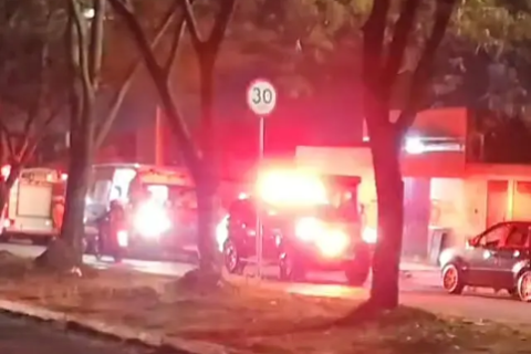 Motociclista morre ao perder o controle e bater contra muro