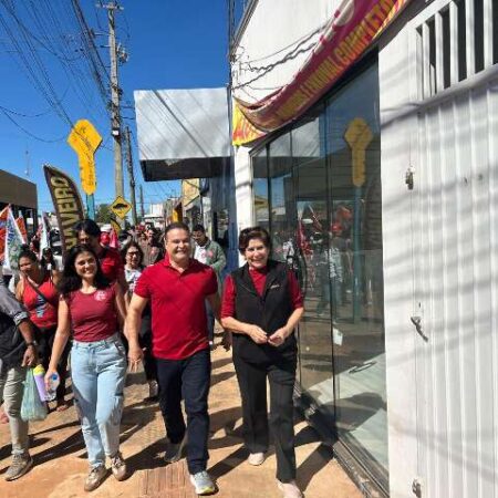 Fábio Trad caminha pelo Bairro Noroeste e faz propostas para o comércio