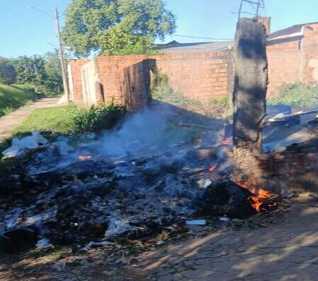 Fogo em terreno causa mal-estar em moradores que deixam casas temporariamente