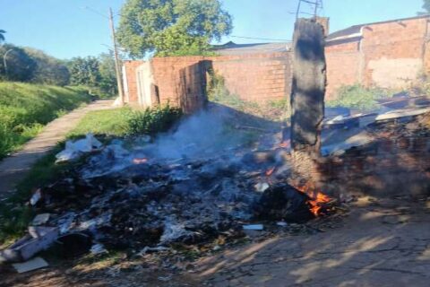 Fogo em terreno causa mal-estar em moradores que deixam casas temporariamente