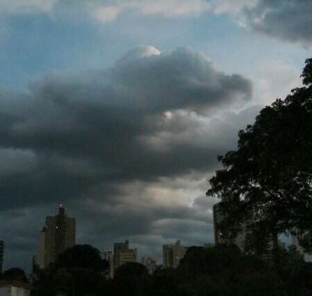 Defesa Civil alerta para tempestade em Campo Grande na madrugada de segunda