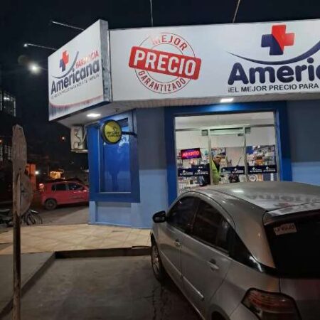 Dupla armada assalta farmácia e foge com emagrecedores e arma do segurança