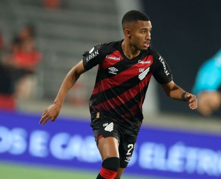 Athletico-PR vence Vitória e larga na frente nas oitavas da Copa do Brasil