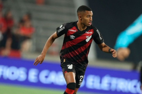 Athletico-PR vence Vitória e larga na frente nas oitavas da Copa do Brasil