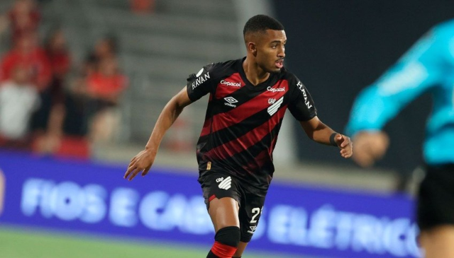 Athletico-PR vence Vitória e larga na frente nas oitavas da Copa do Brasil