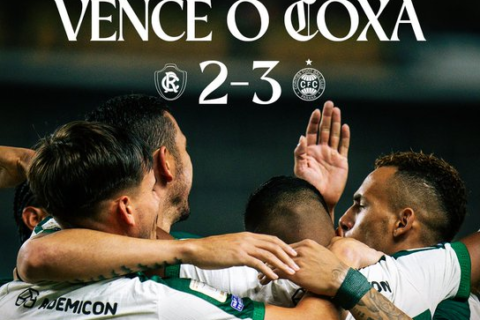 Coritiba vira no fim, bate Remo e amplia crise do rival no Brasileirão