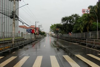 Palco e arquibancadas mantêm bloqueios após desfile ser cancelado