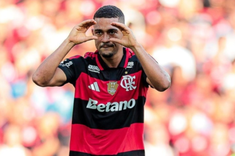 Samuel Lino faz 2 gols, Flamengo bate Botafogo e encosta no Palmeiras
