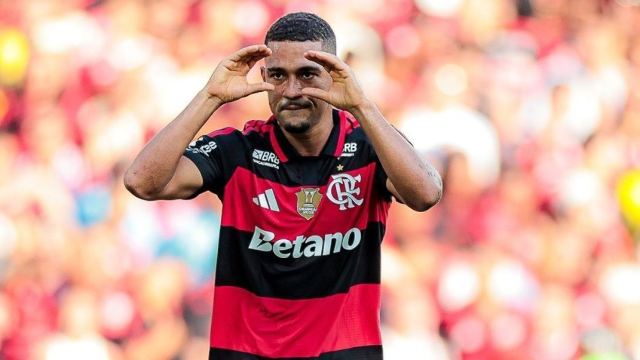 Samuel Lino faz 2 gols, Flamengo bate Botafogo e encosta no Palmeiras
