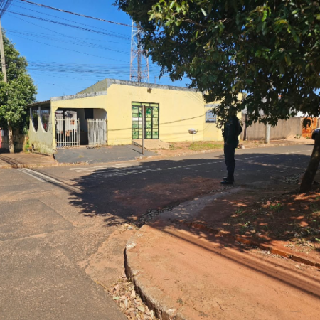 Dupla em moto cerca casa e executa homem escondido em cozinha