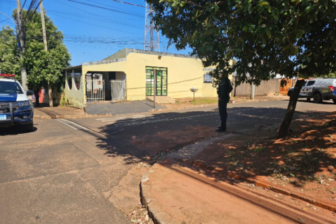 Dupla em moto cerca casa e executa homem escondido em cozinha