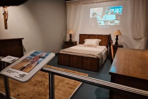 Quarto onde João Paulo II dormiu há 35 anos pode ser visitado na Capital