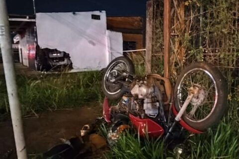 Carro invade borracharia após acidente com motocicleta na Gunter Hans