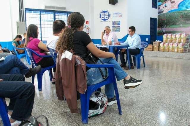 Funcionários descobriram demissão durante atendimento a clientes: "desumano"