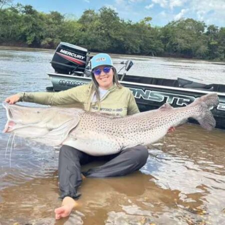 Pintado de 1,53 metro pescado no Rio Dourado garante recorde feminino de captura