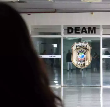 CAC é preso após espancar namorada e disparar pistola ao lado do ouvido dela