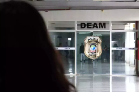 CAC é preso após espancar namorada e disparar pistola ao lado do ouvido dela