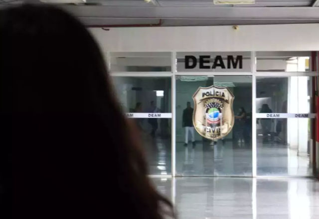 CAC é preso após espancar namorada e disparar pistola ao lado do ouvido dela