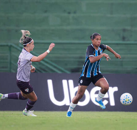 São Paulo marca no fim, vence Grêmio e avança à semifinal