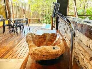 Casa se esconde entre árvores e tem até piscina no meio da mata