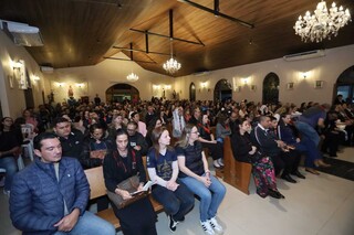 Pétalas, graças e fé celebram 1º ano de Carlo Acutis como santo Pétalas, graças e fé celebram 1º ano de Carlo Acutis como santo