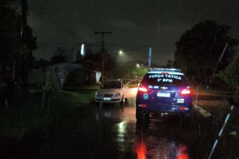Suspeito de furtar Corsa morre ao apontar arma para policiais