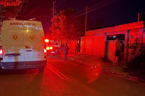 Atirador em motocicleta mata homem no quintal de casa