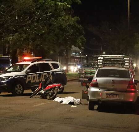 Motociclista morre após ser prensada entre carro e caminhão em semáforo
