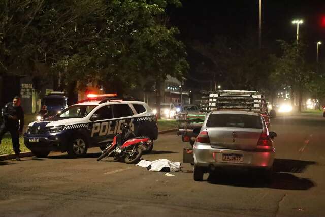Motociclista morre após ser prensada entre carro e caminhão em semáforo