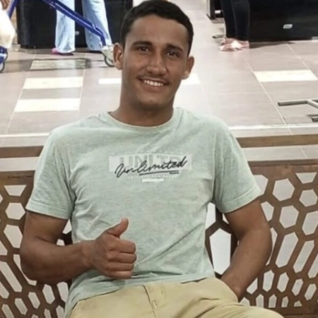 Jovem de 21 anos é executado a tiros no meio da rua e suspeito é preso